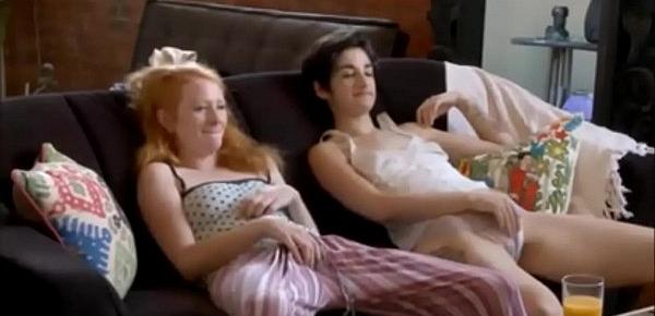  Novinhas se divertindo no sofá e siririca ( vídeo completo em videoamador.net )